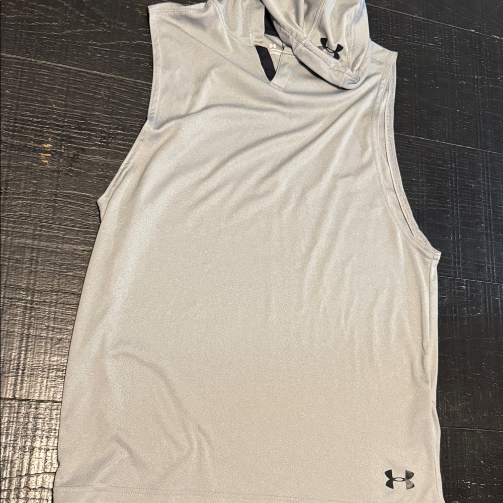 Under Armour men’s medium heat gear loose Light Gray Muscle Tee with hoodie